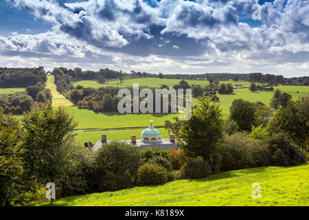 Der Triumphbogen (umgebaut 1961) gegenüber Castle Hill House und Gärten, in der Nähe von Filleigh, North Devon, England, Großbritannien Stockfoto