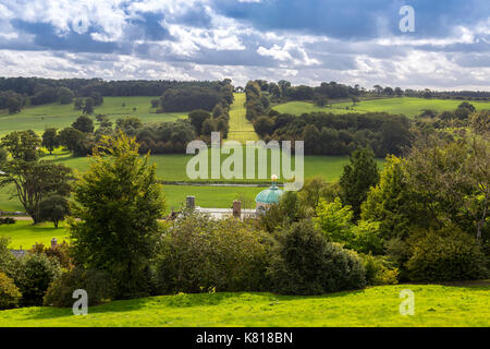 Der Triumphbogen (umgebaut 1961) gegenüber Castle Hill House und Gärten, in der Nähe von Filleigh, North Devon, England, Großbritannien Stockfoto