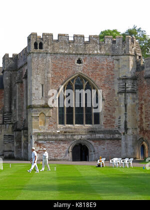 Eine Partie Krocket auf dem Rasen im Palace Wände des Bischofs in Wells, Somerset, England, Großbritannien Stockfoto