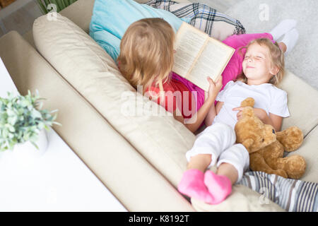 Angenehme Zeit mit Schwester Stockfoto