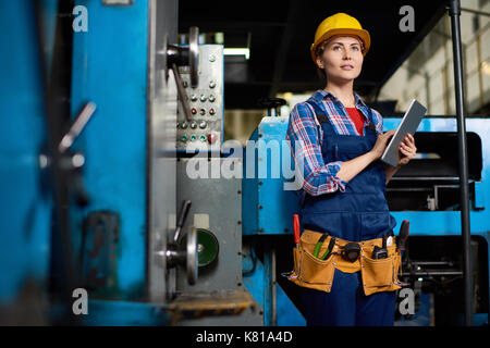 Junge Ingenieur Eingehüllt in Arbeit Stockfoto