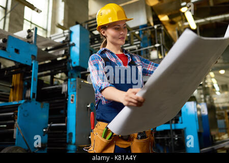 Industrial Engineer mit Blueprint Stockfoto