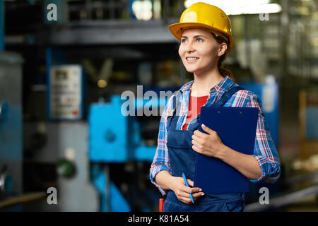 Hübsche Techniker mit Zwischenablage Stockfoto