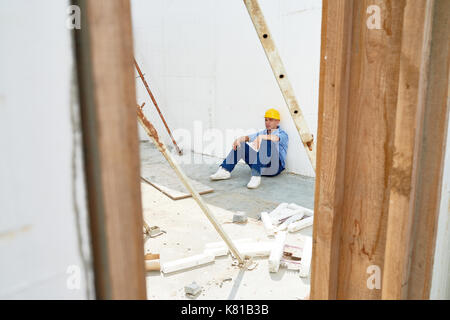 Erschöpft Bauarbeiter unter Bruch Stockfoto