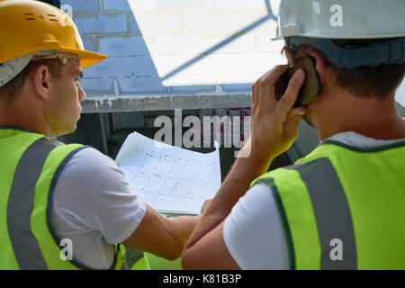 Diskutieren Grundriss mit Kollegen Stockfoto
