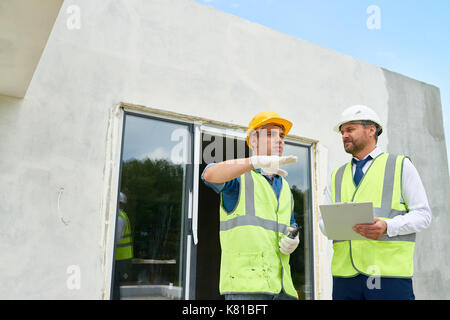 Bärtige Investor Kontrolle der Baustelle Stockfoto