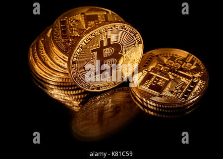 Golden bitcoins auf schwarzem Hintergrund. Bitcoin cryptocurrency Stockfoto