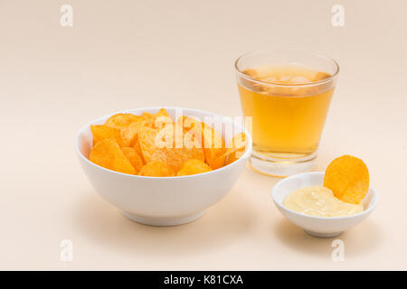 Käse und Zwiebeln Kartoffelchips mit Softdrink auf Tisch. Stockfoto