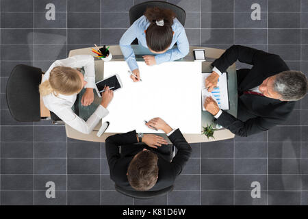 Hohe Betrachtungswinkel aus Geschäftsleuten Zusammen Arbeiten am Schreibtisch Stockfoto