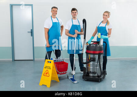Portrait von Glücklichen drei Arbeiter mit der Reinigung der Geräte Stockfoto