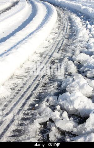 Verschneite Straße im Winter Stockfoto