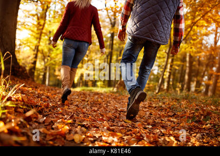 Spaziergang durch Park - Liebe, Reisen, Beziehung und dating Konzept Stockfoto