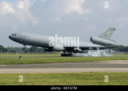 Harte Landung an RAF Mildenhall für dieses große KC-10A Extender Tanker/Cargo Aircraft, einen frühen Morgen Ankunft nach der Überquerung des Atlantiks. Stockfoto