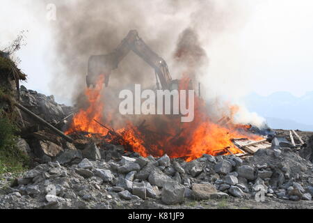 Bagger, die versuchen, ein Feuer zu löschen Stockfoto