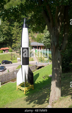 Das Modell der Rakete V2 ausserhalb Riese Walimskie driftet Komplexe Rzeczka in Walim, Polen. 24. August 2017. 1943 NS-Deutschen begann eine groß angelegte Stockfoto