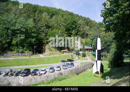 Das Modell der Rakete V2 ausserhalb Riese Walimskie driftet Komplexe Rzeczka in Walim, Polen. 24. August 2017. 1943 NS-Deutschen begann eine groß angelegte Stockfoto