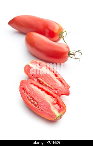 Halbiert San Marzano Tomaten auf weißem Hintergrund. Stockfoto