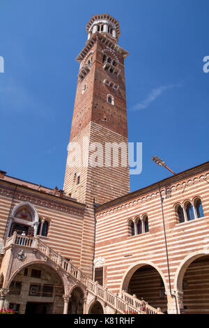 Die mittelalterliche Glockenturm Torre Dei Lamberti in Verona, Italien Stockfoto