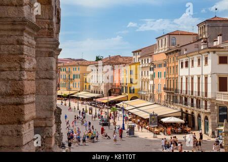 Blick von der Römischen Arena Aphitheater auf der Piazza Bra in Verona, Italien Stockfoto