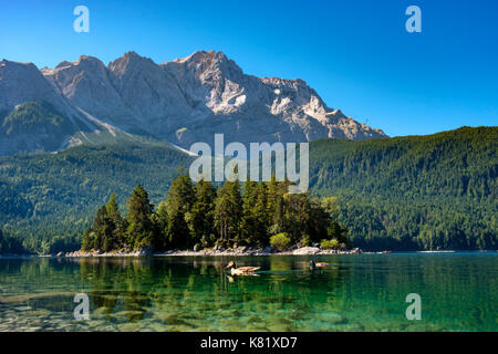 See Eibsee mit Sasseninsel und Zugspitze, in der Nähe von Grainau, Wettersteingebirge, Werdenfelser Land, Oberbayern, Bayern Stockfoto