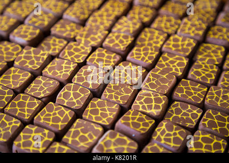 Gemusterte Pralinen in Holzschalen (dunkle Zucker Kakao House, London, Großbritannien) Stockfoto