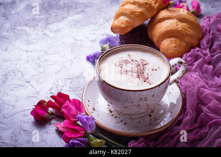 Kaffee, Croissants und Blume. Stockfoto