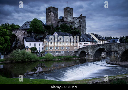 Runkel, Deutschland - 23 April 2017: Burg Runkel bei Sonnenuntergang mit dramatischen Himmel in Bruchköbel, Hessen, Deutschland. Stockfoto