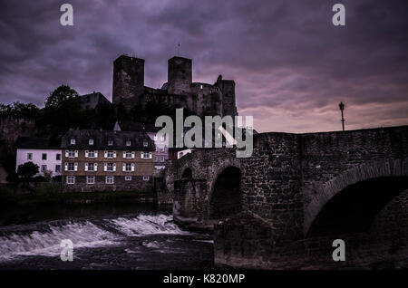 Runkel, Deutschland - 23 April 2017: Burg Runkel bei Sonnenuntergang mit dramatischen Himmel in Bruchköbel, Hessen, Deutschland. Stockfoto