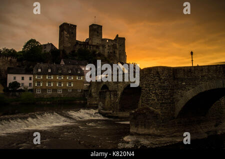 Runkel, Deutschland - 23 April 2017: Burg Runkel bei Sonnenuntergang mit dramatischen Himmel in Bruchköbel, Hessen, Deutschland. Stockfoto