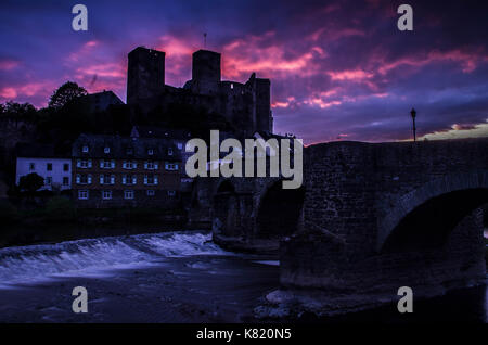 Runkel, Deutschland - 23 April 2017: Burg Runkel bei Sonnenuntergang mit dramatischen Himmel in Bruchköbel, Hessen, Deutschland. Stockfoto