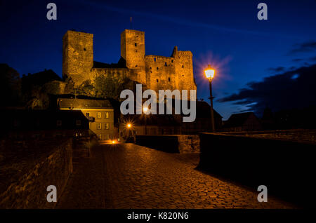 Runkel, Deutschland - 23 April 2017: Burg Runkel bei Sonnenuntergang mit dramatischen Himmel in Bruchköbel, Hessen, Deutschland. Stockfoto