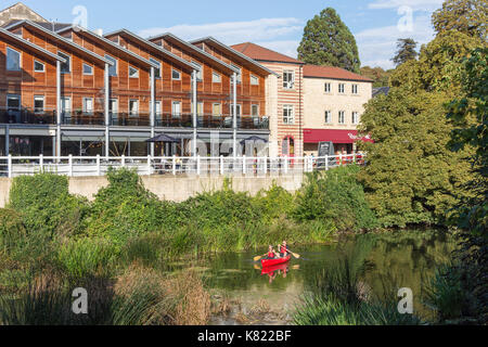 Kajakfahren auf dem Fluss Avon durch Brücke Yard, Kingston Mühlen, Bradford on Avon, Wiltshire, England, Vereinigtes Königreich Stockfoto