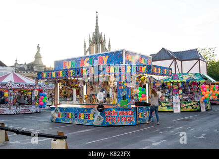 Kirmes in der Dämmerung auf dem Markt, Devizes, Wiltshire, England, Vereinigtes Königreich Stockfoto