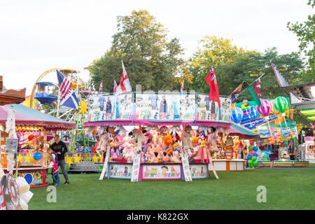 Preis Stände und Fahrgeschäfte auf Kirmes auf großen, grünen, Nursteed Straße, Devizes, Wiltshire, England, Vereinigtes Königreich Stockfoto