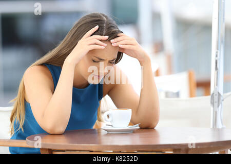 Traurige Frau beschweren sitzen in einem Café Terrasse Stockfoto