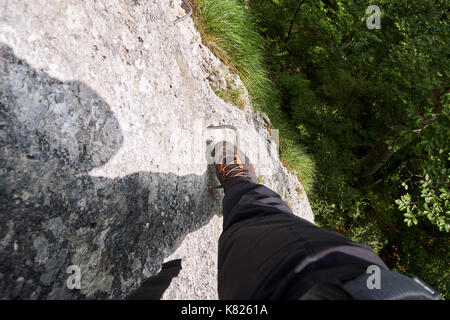 Das Bein eines Bergsteigers Klettern Klettersteig route Stockfoto