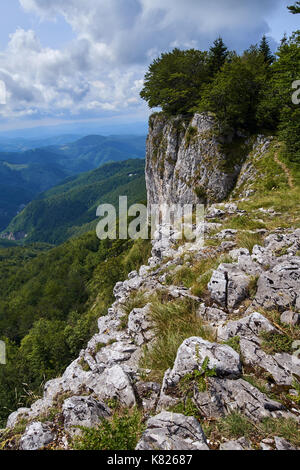 Landschaft mit Kalkstein Berge in Laubwäldern bedeckt Stockfoto