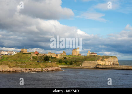 Tynemouth Priory und Schloss von der Mündung des Tyne gesehen, North East England, Großbritannien Stockfoto