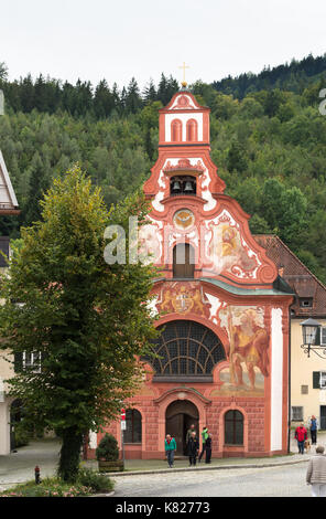 Die lackierten Rokoko Fassade des Heiligen Geist Hospital Kirche, Füssen, Bayern, Deutschland, Europa Stockfoto