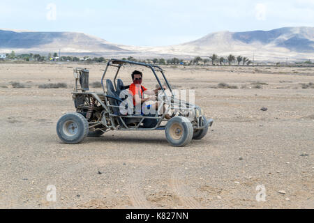 Buggy-Rennen auf der Sandstraße Entgleisungen mit voller Geschwindigkeit inmitten der Wüste von Fuerteventura, Kanarische Stockfoto