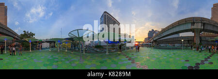 Bangkok, Thailand - 7 August, 2017: MBK Sky walk/Weg neues Design vor der MBK Center Shopping Mall in Bangkok. Stockfoto