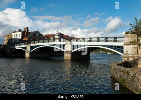 Windsor Bridge oder Windsor Town Bridge - Eisen und Granit bogen Brücke über die Themse, Windsor und Eton für Fußgänger und Radfahrer Stockfoto