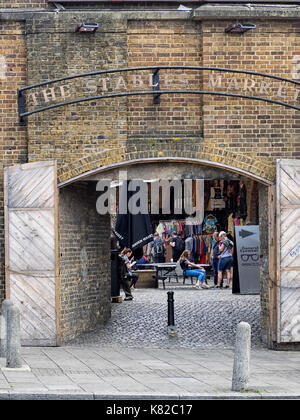 LONDON, Großbritannien - 12. AUGUST 2017: Bogenförmiger Eingang zum Stallmarkt mit Schild in Camden Stockfoto