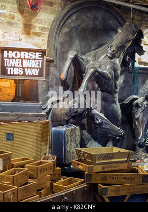 LONDON, Großbritannien - 12. AUGUST 2017: Pferdestatue am Eingang zum Horse Tunnel Market in Camden Stockfoto