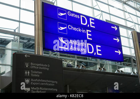 FRANKFURT, Deutschland - 07 April 2017: Innerhalb des Frankfurter Flughafens. Stockfoto