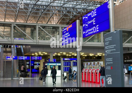 FRANKFURT, Deutschland - 07 April 2017: Innerhalb des Frankfurter Flughafens. Stockfoto