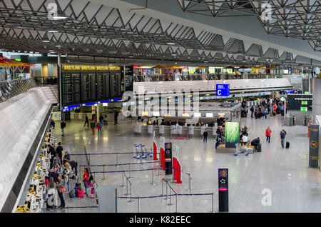 FRANKFURT, Deutschland - 07 April 2017: Innerhalb des Frankfurter Flughafens. Stockfoto