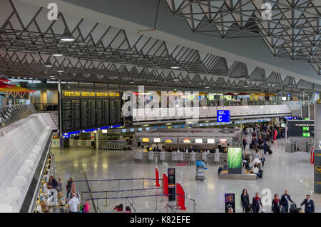 FRANKFURT, Deutschland - 07 April 2017: Innerhalb des Frankfurter Flughafens. Stockfoto