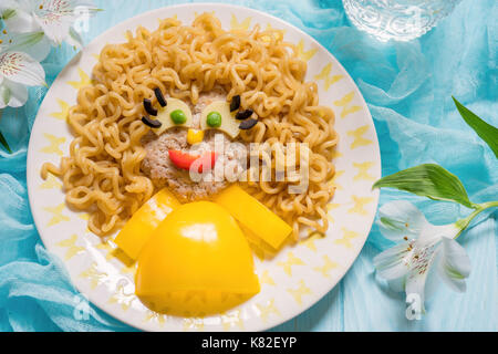 Lustig Essen Gesicht mit Schnitzel, Pasta und Gemüse Stockfoto