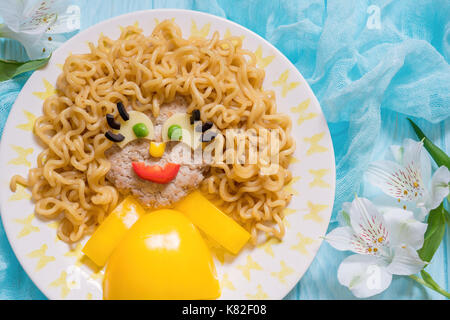 Lustig Essen Gesicht mit Schnitzel, Pasta und Gemüse Stockfoto